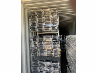 2 conteneurs de planches en acier pour échafaudages à anneaux ringlock sont arrivés à Corona, Los Angeles. 